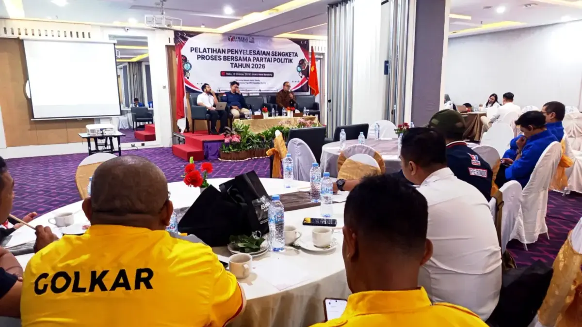 Sejumlah perwakilan Parpol di Kota Bandung mencermati pemaparan dari Bawaslu. (son)