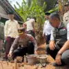 Kapolres Banjar AKBP Didi Dewantoro meletakan batu pertama pembangunan Rumah Tidak Layak Huni (Rutilahu) 2026