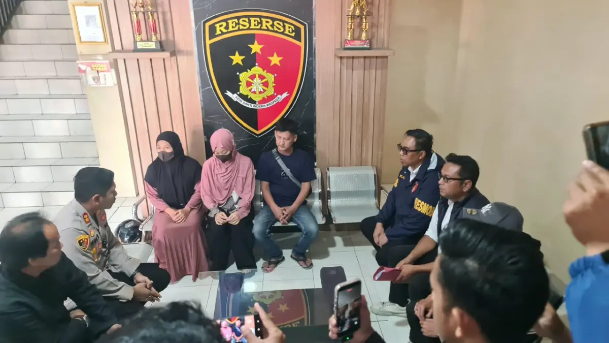 Terungkap! Siswi SMK di Tasikmalaya Diduga Jadi Target Pengantin Pesanan WNA China Suasana ekspose kasus dan pertemuan Kapolres Tasikmalaya dengan keluarga DL setelah korban berhasil ditemukan/