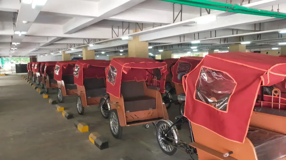 Sebanyak 100 Becak Listrik Bantuan Langsung dari Presiden Terparkir di Basement Techno Park Cimahi (Mong)