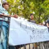Sejumlah mahasiswa berdiri di depan poster tuntutan terkait dugaan kasus pelecehan seksual yang dilakukan oknu