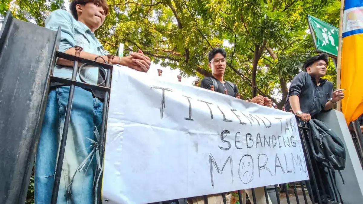 Sejumlah mahasiswa berdiri di depan poster tuntutan terkait dugaan kasus pelecehan seksual yang dilakukan oknu