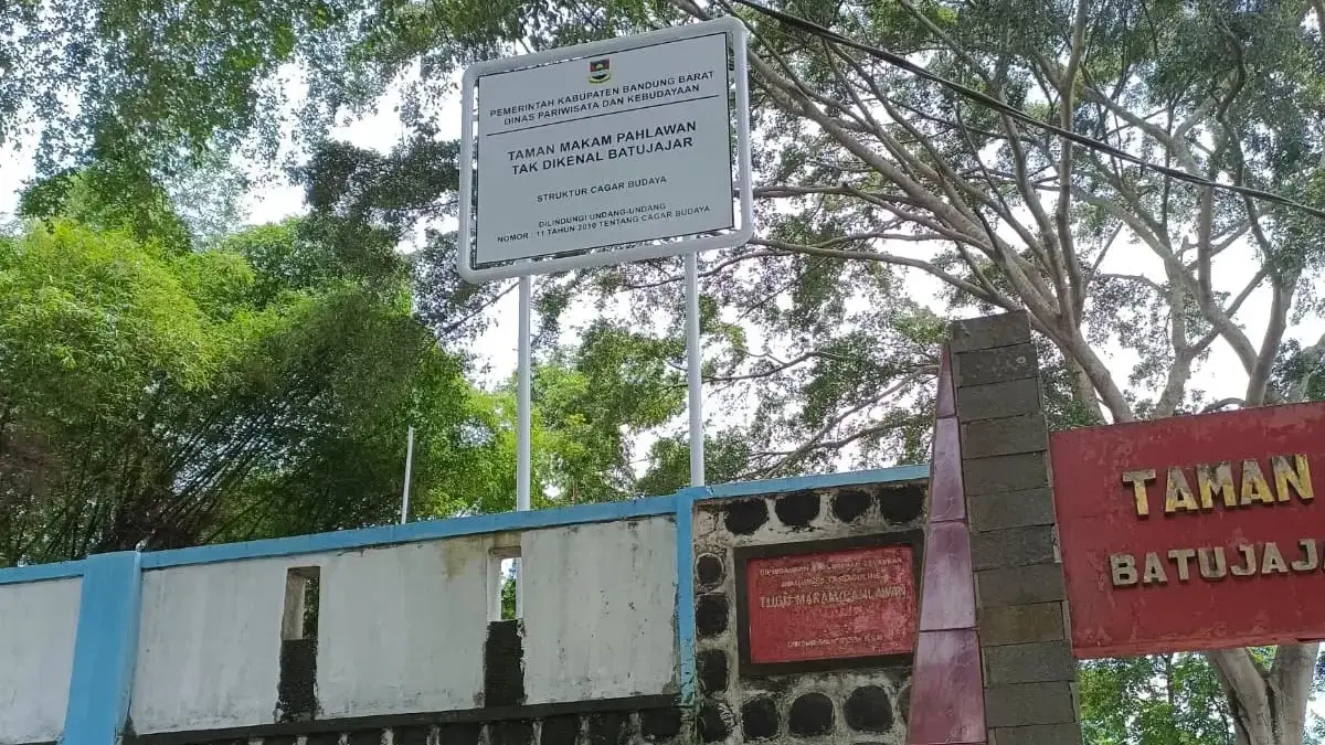 Disparekrafbud KBB Validasi 300 Objek Diduga Cagar Budaya Papan penanda Taman Makam Pahlawan Tak Dikenal Batujajar, Kabupaten Bandung Barat, yang ditetapkan sebagai str