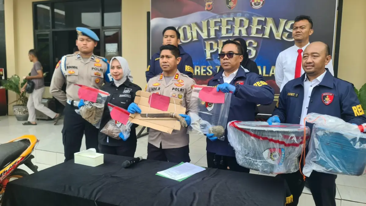 Cekcok Berujung Maut di Tanjungjaya Tasikmalaya, Korban Dibacok Golok dan Dihantam Batu Tersangka saat diperiksa di Satreskrim Polres Tasikmalaya
