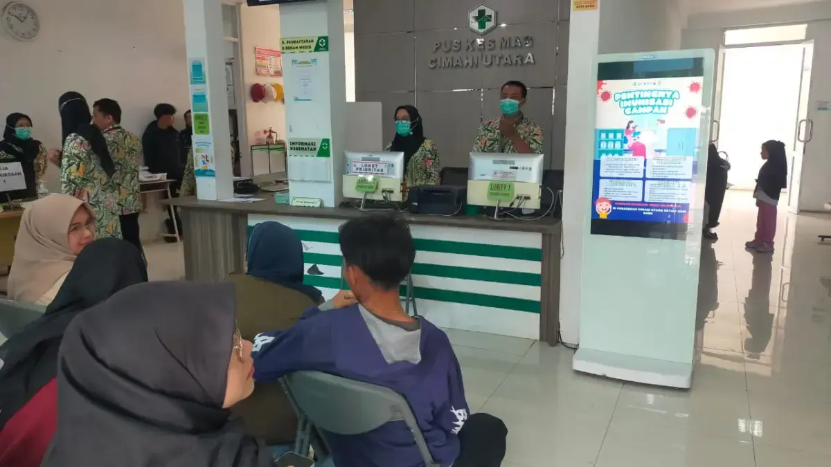 Sejumlah Pasien sedang Mengantre di Puskesmas Cimahi Utara (Mong)