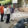 Wali Kota Cimahi, Ngatiyana saat Memantau Kegiatan Bersih-Bersih di Kota Cimahi (Mong)