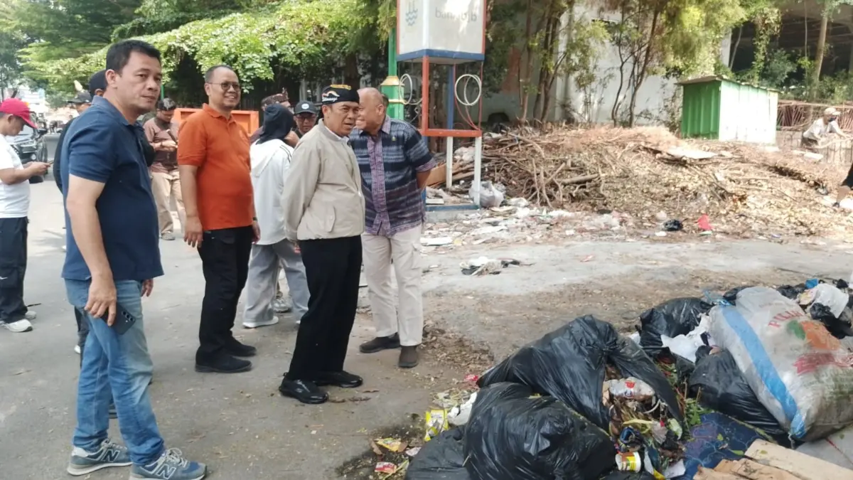 Wali Kota Cimahi, Ngatiyana saat Memantau Kegiatan Bersih-Bersih di Kota Cimahi (Mong)