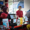 Warga saat berbelanja di KDKMP Desa Padalarang, Bandung Barat. Dok Jabar Ekspres/Suwitno
