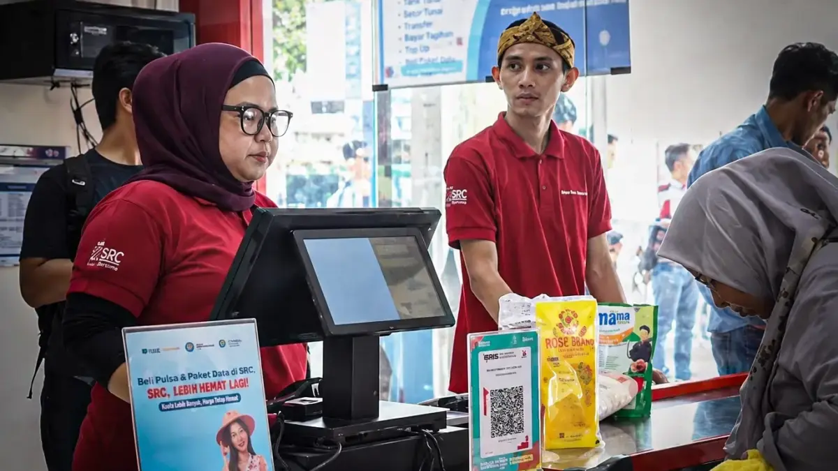 Warga saat berbelanja di KDKMP Desa Padalarang, Bandung Barat. Dok Jabar Ekspres/Suwitno