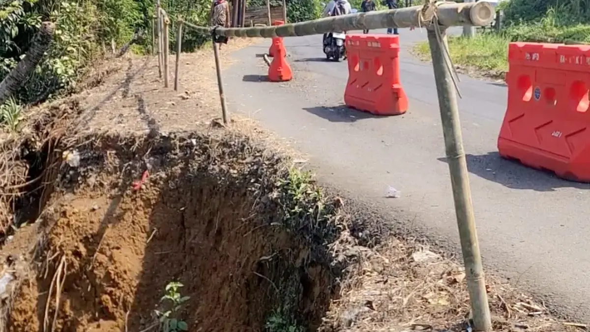 Bahu Jalan Tergerus Longsor hingga 4 Meter, Bupati Cecep Targetkan Perbaikan di Tanjungjaya Tahun Ini