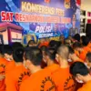 Polresta Bandung polisi mengamankan 52 orang tersangka dengan barang bukti berupa sabu, tembakau sintetis, gan