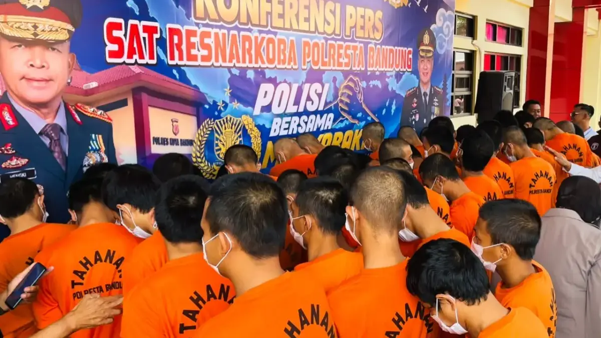 Polresta Bandung polisi mengamankan 52 orang tersangka dengan barang bukti berupa sabu, tembakau sintetis, gan