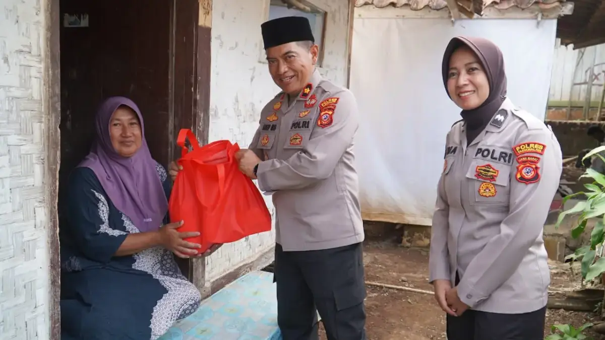HUT ke-75 Humas Polri, Polres Tasikmalaya Hadirkan Kepedulian Lewat Bantuan Sembako