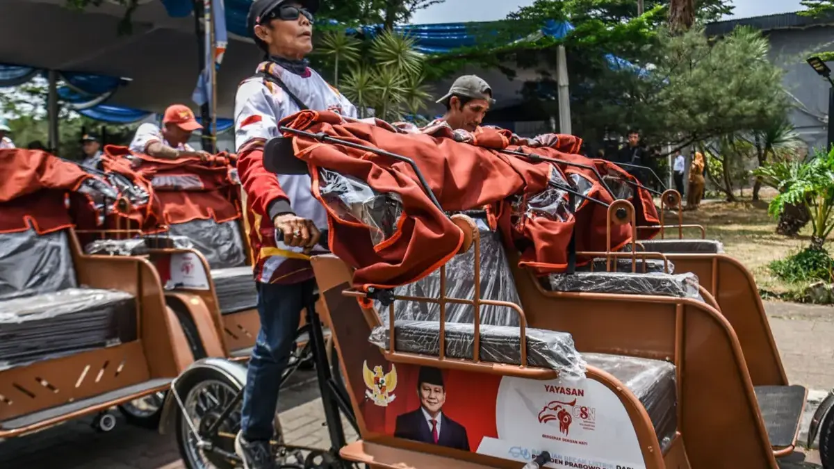 Di Usia 69 Tahun Yayat Tak Menyerah Cari Nafkah, Becak Listrik Jadi Harapan Baru becak listrik
