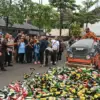 Ribuan botol miras di musnahkan di halaman Mapolres Ciamis, Selasa (20/10/2026). (Cecel Herdi/Jabar E