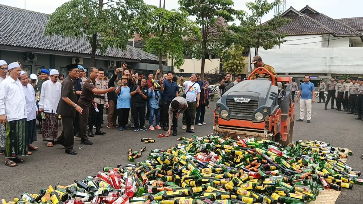 Ribuan botol miras di musnahkan di halaman Mapolres Ciamis, Selasa (20/10/2026). (Cecel Herdi/Jabar E