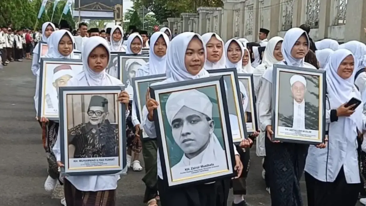 Jelang HSN, Ribuan Santri Tasikmalaya Kirab Bawa Foto Ulama