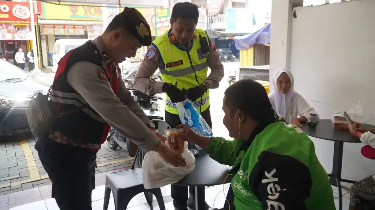 Cegah Kejahatan Sejak Dini, Kapolres Tasikmalaya Turun ke Jalan Sosialisasikan Call Center 110 Anggota Polres sapa gejek/Foto: Humas