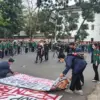Soroti dua tahun Prabowo-Gibran, sejumlah mahasiswa gelar aksi di depan kantor DPRD Jabar. Selasa, (20/10). Fo