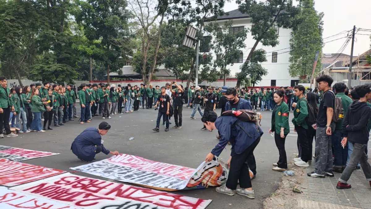 Soroti dua tahun Prabowo-Gibran, sejumlah mahasiswa gelar aksi di depan kantor DPRD Jabar. Selasa, (20/10). Fo