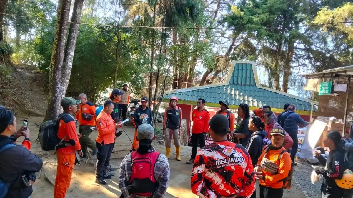 Karhutla Gunung Lawu dan Sumbing, Gubernur Ahmad Luthfi Terus Upayakan Pemadaman Pemerintah Provinsi Jawa Tengah terus mengupayakan pemadaman kebakaran hutan dan lahan (karhutla) di kawasan G