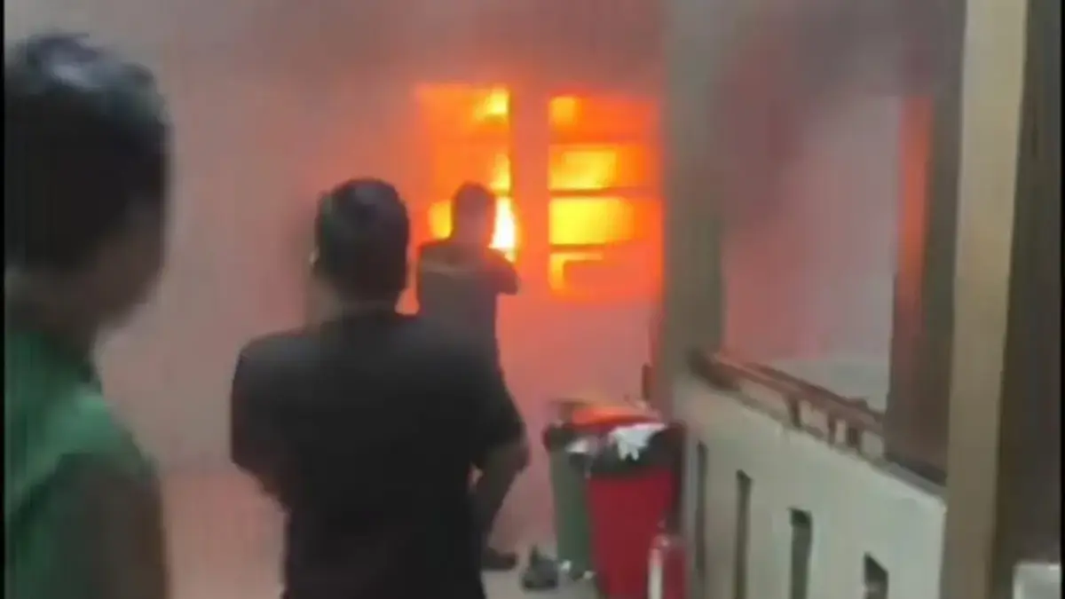 Petugas RSUD Kota Banjar berusaha memadamkan api yang membakar salah satu ruang menejemen pada Rabu (21/10/202