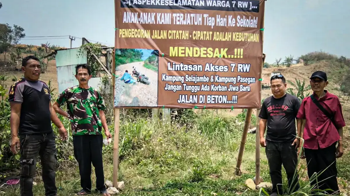 Jalan Citatah-Pasegan Tak Kunjung Dibangun, Warga Pasang Spanduk Protes