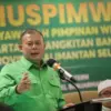 Tahun 1988, di gerbang Pondok Pesantren Cipasung, Tasikmalaya, berdiri seorang remaja yang datang seorang diri