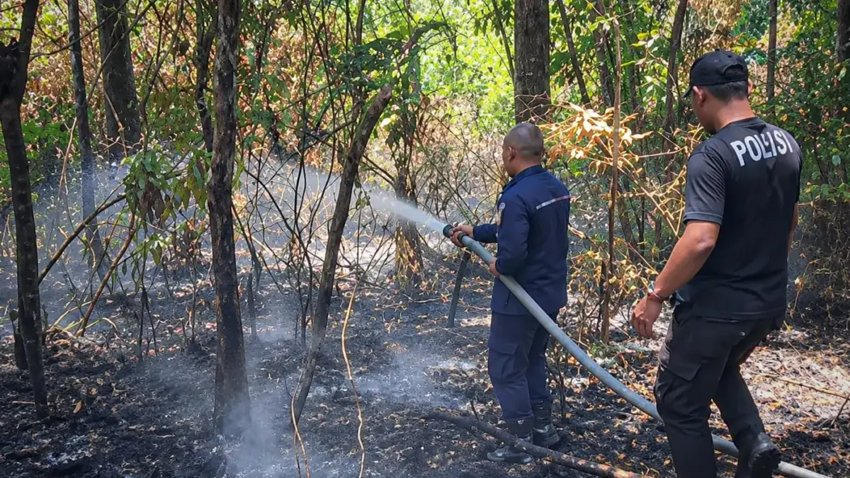 Petugas gabungan tengah berjibaku memadamkan api yang menghanguskan dua hektar lahan di Gunung Tangkuban Parah