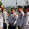 Kadishub Bandung Barat, Asep Dendih, saat memberikan instruksi kepada petugas Dishub untuk melaksanakan patrol