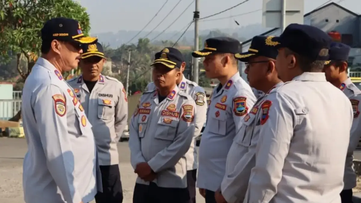 Dishub KBB Genjot Program Bandung Barat Caang Kadishub Bandung Barat, Asep Dendih, saat memberikan instruksi kepada petugas Dishub untuk melaksanakan patrol