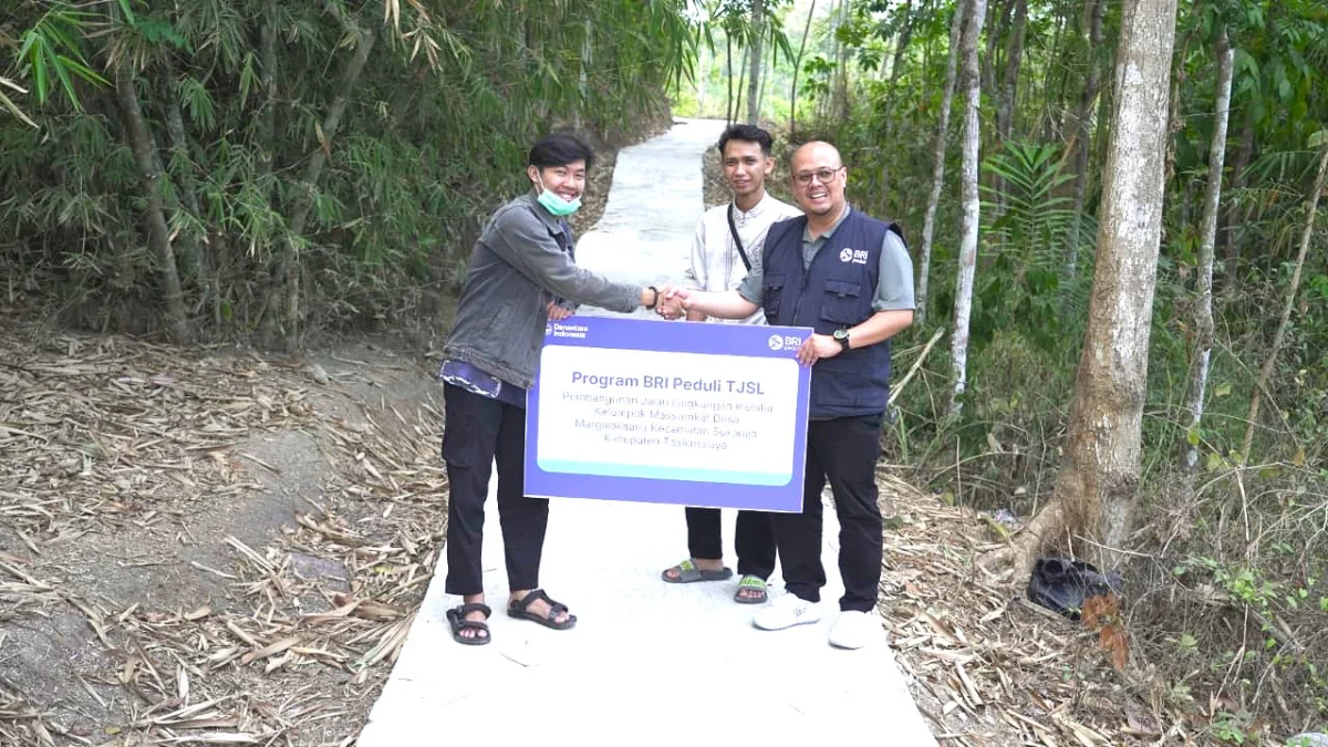BRI Peduli Ubah Jalan Gang Tanah yang Licin Menjadi Jalan Beton di Pelosok Desa Tasikmalaya Foto Istimewa