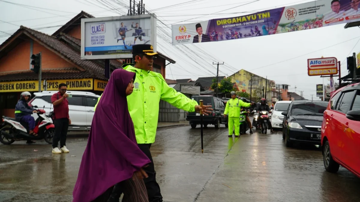 Kapolres Tasikmalaya Turun ke Simpang Muktamar Cipasung Pastikan Lalin Aman Kapolres Tasikmalaya Turun ke Simpang Muktamar Cipasung Pastikan Lalin Aman