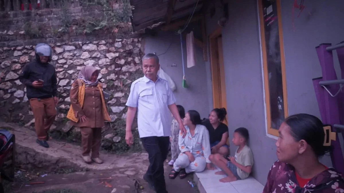 Wakil Bupati Bandung Barat, Asep Ismail saat meninjau lokasi bencana di Padalarang. Dok Prokompim KBB