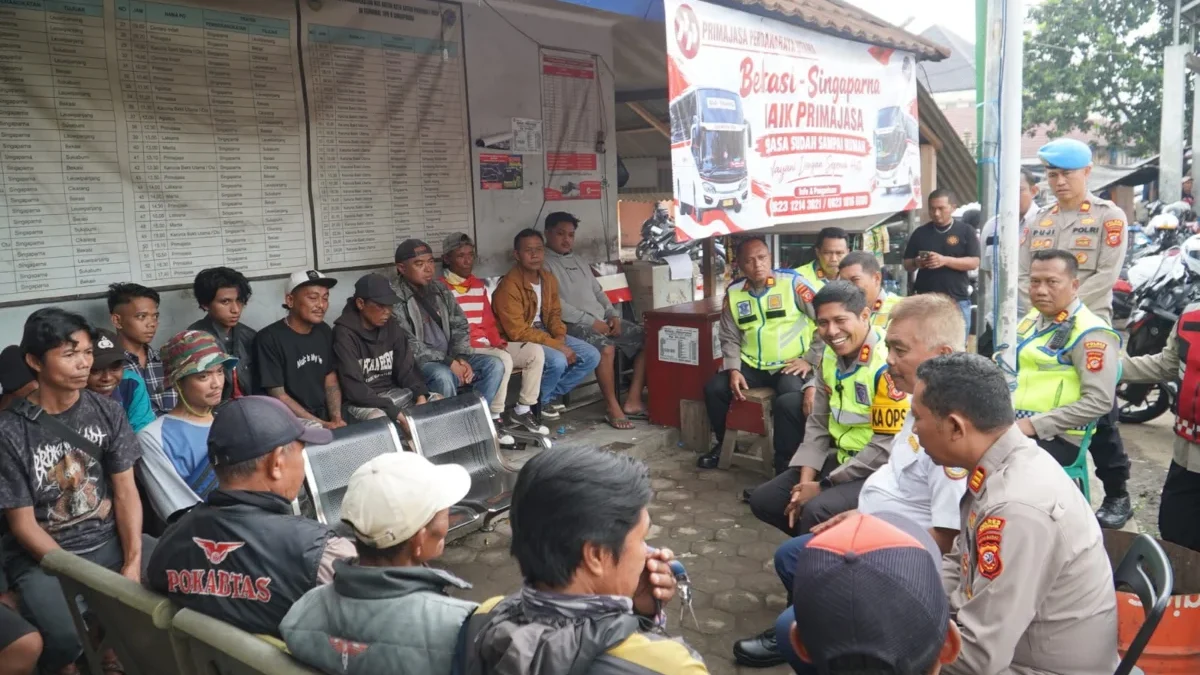 Polres Tasikmalaya Intensifkan Patroli Dialogis Cegah Gangguan di Momen Peringatan Sumpah Pemuda Kapolres dan jajaran berdialog dengan masyarakat di Area Pasar dan Terminal Singaparna/Foto: Humas Polres