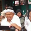Gubernur Jawa Barat, Dedi Mulyadi ketika mengecek pelaksanaan Pilkades digital di wilayah Cimalaka, Kabupaten