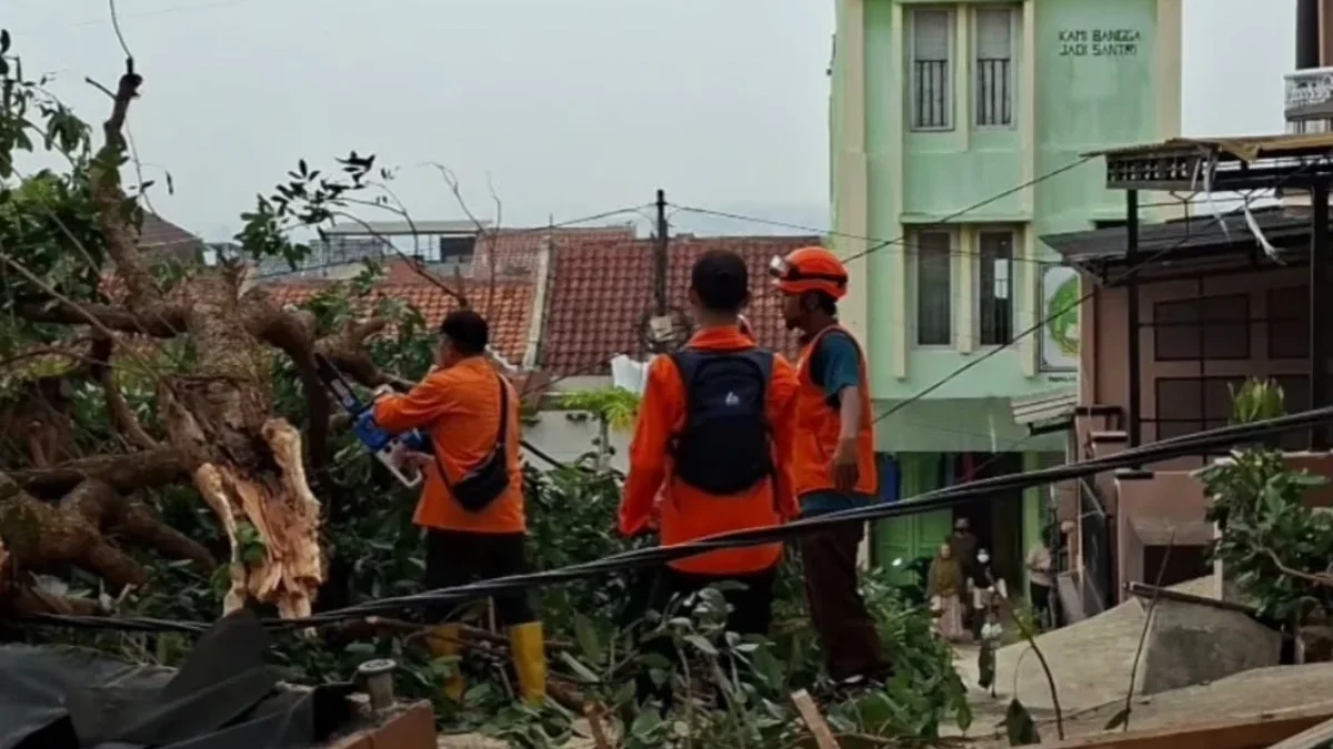 Enam Warga Mengungsi Usai Longsor Terjang Dua Rumah di Campakamekar-Bandung Barat Enam Warga Mengungsi Usai Longsor Terjang Dua Rumah di Campakamekar-KBB