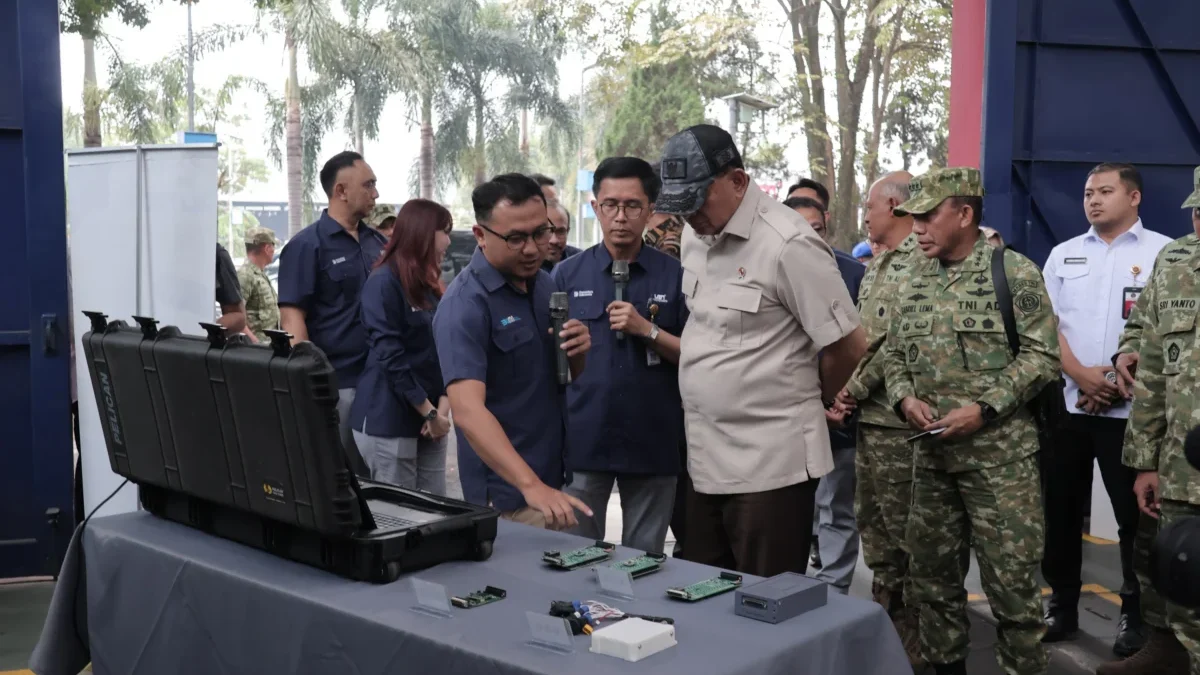 Menhan Tinjau Teknologi Radar, Drone, dan Elektronika Pertahanan LEN Menhan Tinjau Teknologi Radar, Drone, dan Elektronika Pertahanan LEN