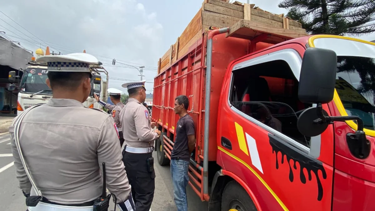 Tak Sekadar Razia, Operasi Patuh Lodaya di Singaparna Hadirkan Edukasi hingga Cek Kesehatan Gratis Tak Sekadar Razia, Operasi Patuh Lodaya di Singaparna Hadirkan Edukasi hingga Cek Kesehatan Gratis