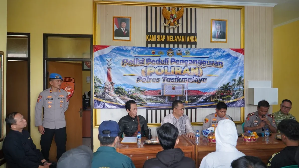 Bukan Cuma Jaga Kamtibmas, Polres Tasikmalaya Buka Jalan Kerja bagi Warga Sodonghilir Kapolres saat berdialog dengan warga di Kecamatan Sodonghilir/Foto: Humas Polres