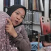 Pedagang Pasar Cigondewah berjuang secara online. (Son)
