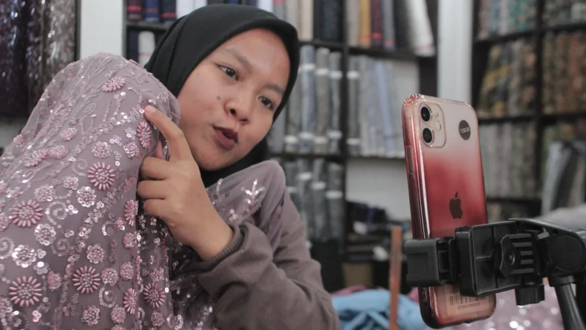 Jualan Online Makin Marak, Disperindag Jabar Ingatkan UMKM soal Regulasi hingga Pajak Pedagang Pasar Cigondewah berjuang secara online. (Son)