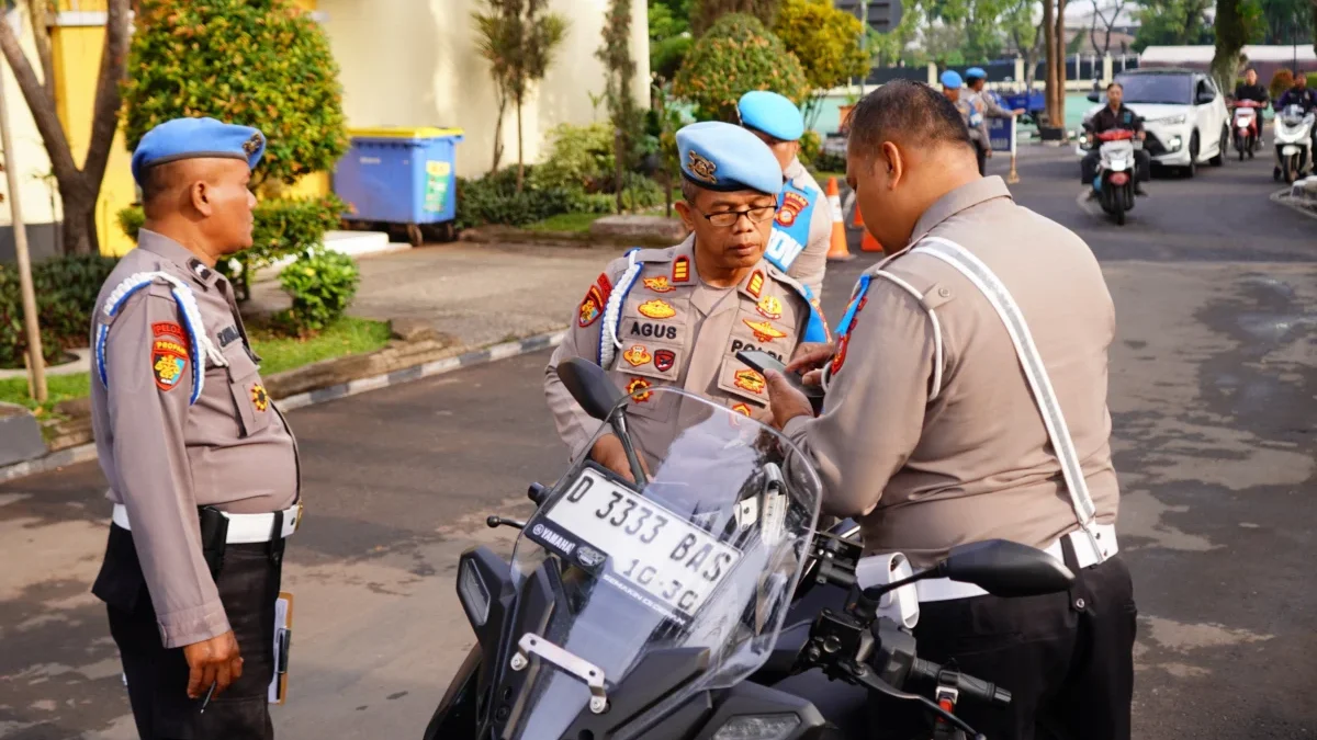 Polda Jabar saat melakukan proses pemeriksaan kelengkapan anggotanya selama Operasi Patuh Lodaya 2026 berlang