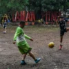 Sejumlah anak berebut bola saat latihan di kawasan Lapangan Fitnes, Jalan Teuku Umar, Kota Bandung, Rabu (28/1