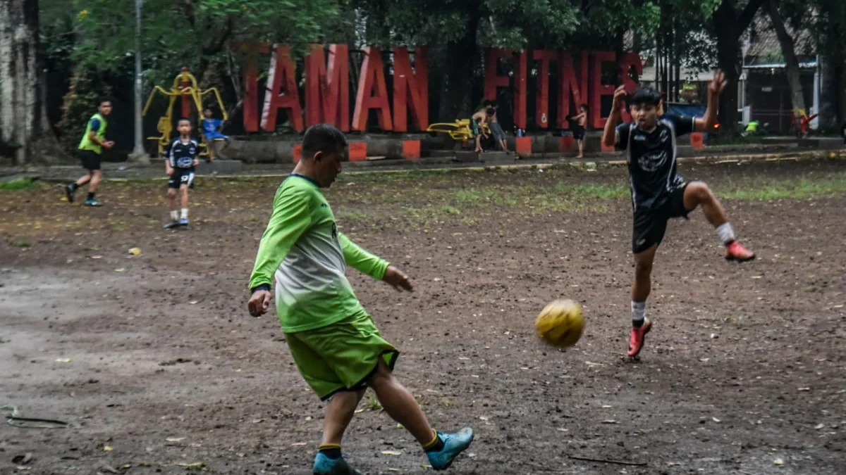 Wacana Alih Fungsi Lapangan Teuku Umar Bandung, Pemuda Peduli Minta Kejelasan Desain Sejumlah anak berebut bola saat latihan di kawasan Lapangan Fitnes, Jalan Teuku Umar, Kota Bandung, Rabu (28/1