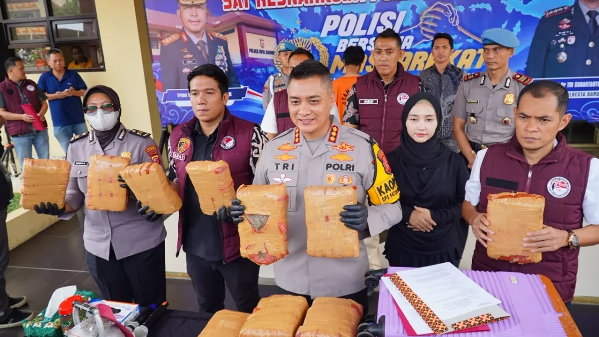 Satuan Reserse Narkoba Polresta Bandung mengungkap peredaran narkotika jenis ganja seberat lebih dari 12 kilog