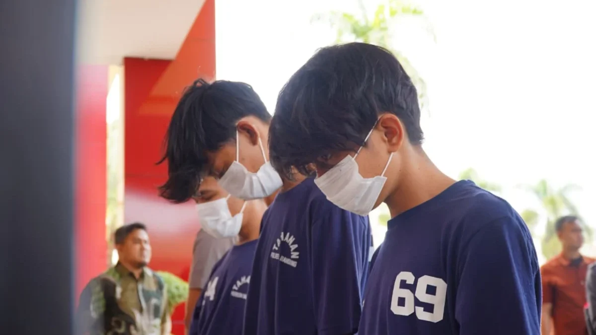 Serang Pengendara Secara Acak di Soreang, 3 Pelaku Pembacokan Ditangkap Polresta Bandung Jajaran Satreskrim Polresta Bandung bersama Polsek jajaran berhasil mengamankan tiga orang pelaku dugaan keker