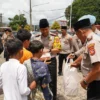 Kapolres saat terjun langsung bagikan makanan/Foto: Humas Polres