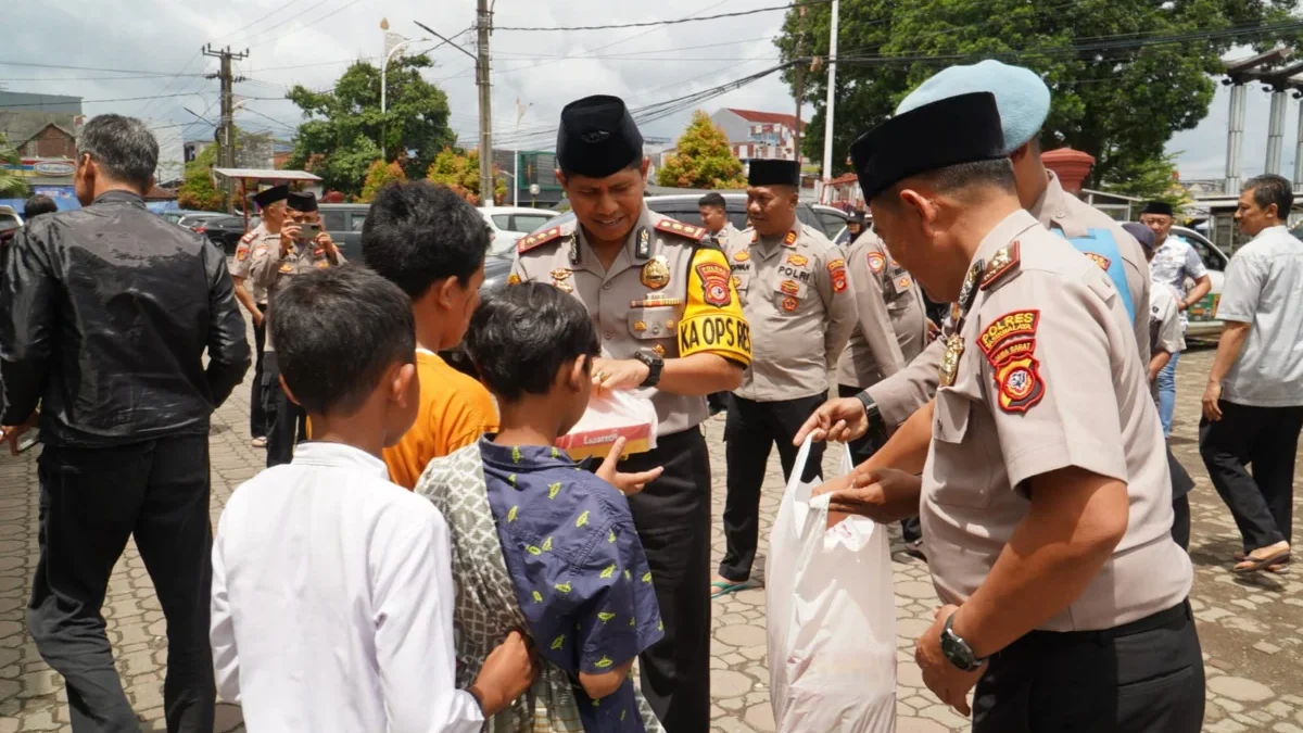 Polres Tasikmalaya Hadir Berbagi dan Menjalin Kedekatan dengan Warga Kapolres saat terjun langsung bagikan makanan/Foto: Humas Polres