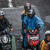Pengendara sepeda motor menggunakan jas hujan saat di Jalan Merdeka, Kota Bandung, Kamis (1/10/2026). Foto: Di